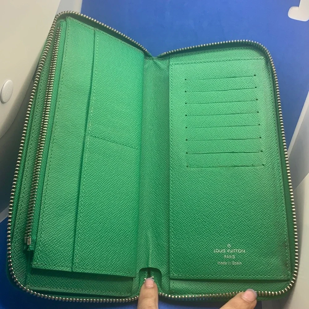 - 💚‎ 🔥 LOUIS VUITTON Green & gold Leather Zippy Wallet 📌 broken zipper